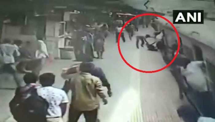 VIDEO : ट्रेन के नीचे आई महिला, RPF जवान ने खुद को जोखिम में डालकर बचाई जान VIDEO : ट्रेन के नीचे आई महिला, RPF जवान ने खुद को जोखिम में डालकर बचाई जान