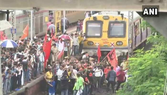 महाराष्ट्र: जब सरकार आरक्षण देने को तैयार है, फिर भी मराठा सड़कों पर क्यों उतर आए हैं? महाराष्ट्र: जब सरकार आरक्षण देने को तैयार है, फिर भी मराठा सड़कों पर क्यों उतर आए हैं?