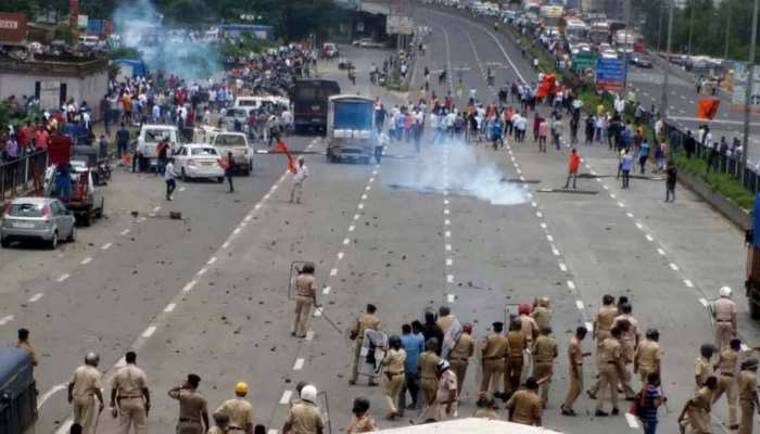 VIDEO: महाराष्ट्र में आरक्षण को लेकर मराठा आंदोलन खत्म, फिर भी जारी है हिंसा VIDEO: महाराष्ट्र में आरक्षण को लेकर मराठा आंदोलन खत्म, फिर भी जारी है हिंसा
