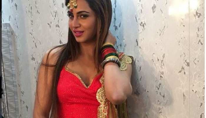 VIDEO: 'मेरे रश्के कमर' के बाद 'बीड़ी जलइले' गाने पर अर्शी खान का डांस हुआ वायरल VIDEO: 'मेरे रश्के कमर' के बाद 'बीड़ी जलइले' गाने पर अर्शी खान का डांस हुआ वायरल