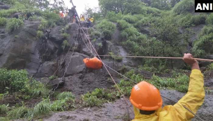 महाराष्ट्र बस हादसा : सर्च ऑपरेशन जारी, 33 में से 30 शव बरामद महाराष्ट्र बस हादसा : सर्च ऑपरेशन जारी, 33 में से 30 शव बरामद