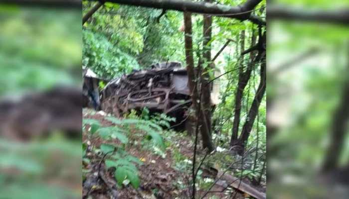 महाराष्ट्र बस हादसा : खाई से निकाले गए सभी 30 शव, बचाव अभियान बंद महाराष्ट्र बस हादसा : खाई से निकाले गए सभी 30 शव, बचाव अभियान बंद