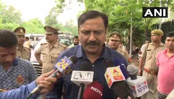 यूपी के सबसे सुरक्षित जगह राजभवन के सामने गार्ड की हत्या कर कैश वैन से 20 लाख की लूट यूपी के सबसे सुरक्षित जगह राजभवन के सामने गार्ड की हत्या कर कैश वैन से 20 लाख की लूट