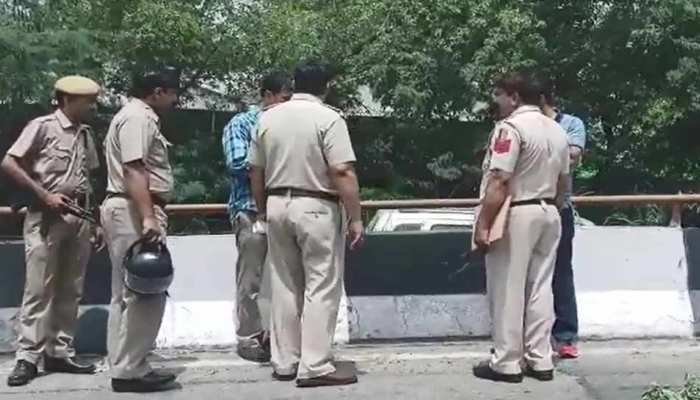 दिल्ली में दिनदहाड़े 2 व्यापारियों को गोली मारकर 40 लाख की लूट दिल्ली में दिनदहाड़े 2 व्यापारियों को गोली मारकर 40 लाख की लूट