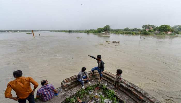 यमुना के जल स्तर में बढ़ोतरी जारी, 10 हजार लोगों को सुरक्षित स्थानों पर पहुंचाया गया यमुना के जल स्तर में बढ़ोतरी जारी, 10 हजार लोगों को सुरक्षित स्थानों पर पहुंचाया गया