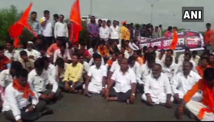 मराठा आंदोलन: मुंबई में ‘जेल भरो’ प्रदर्शन, इस समुदाय को ऋण के लिए गारंटर बनेगी सरकार मराठा आंदोलन: मुंबई में ‘जेल भरो’ प्रदर्शन, इस समुदाय को ऋण के लिए गारंटर बनेगी सरकार