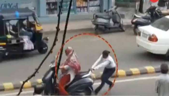 VIDEO: सिग्नल तोड़कर भाग रही महिला को लेडी ट्रैफिक कॉन्स्टेबल ने कुछ इस तरह पकड़ा VIDEO: सिग्नल तोड़कर भाग रही महिला को लेडी ट्रैफिक कॉन्स्टेबल ने कुछ इस तरह पकड़ा