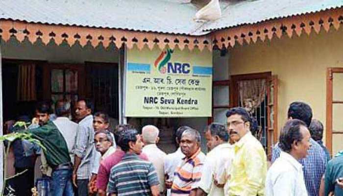 असम: खुद NRC अफसर का ही नहीं है सूची में नाम, आर्मी जवान, गजटेड अधिकारी भी नहीं माने गए 'भारतीय नागरिक' असम: खुद NRC अफसर का ही नहीं है सूची में नाम, आर्मी जवान, गजटेड अधिकारी भी नहीं माने गए 'भारतीय नागरिक'