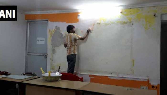 लखनऊ : कांग्रेस ने अपने मुख्यालय की दीवार पर चढ़वाया भगवा रंग, अब रंगवा रहे सफेद लखनऊ : कांग्रेस ने अपने मुख्यालय की दीवार पर चढ़वाया भगवा रंग, अब रंगवा रहे सफेद