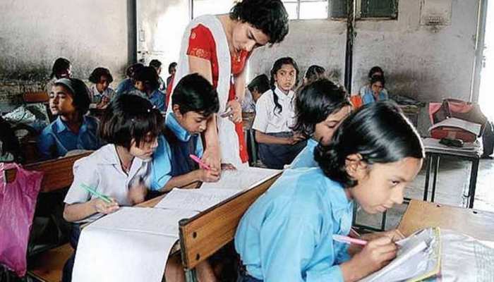 यूपी : सरकारी स्कूलों में नहीं बंट पाए जूते-मोजे, बच्चे फटे-पुराने पहनने को मजबूर यूपी : सरकारी स्कूलों में नहीं बंट पाए जूते-मोजे, बच्चे फटे-पुराने पहनने को मजबूर