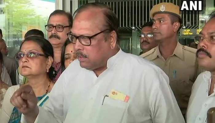 असम : पूरी रात एयरपोर्ट पर रोके जाने के बाद असम से वापस लौटा टीएमसी का शिष्टमंडल असम : पूरी रात एयरपोर्ट पर रोके जाने के बाद असम से वापस लौटा टीएमसी का शिष्टमंडल