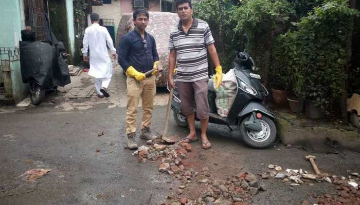 मुंबई: इन दो युवाओं ने उठाया सड़क के गड्ढ़ों को भरने का जिम्मा, बोले- प्रशासन को कोसने से नहीं चलेगा काम मुंबई: इन दो युवाओं ने उठाया सड़क के गड्ढ़ों को भरने का जिम्मा, बोले- प्रशासन को कोसने से नहीं चलेगा काम