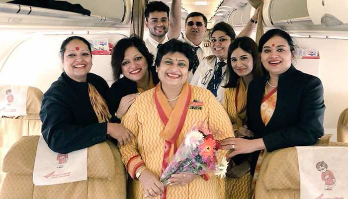 पायलट बेटी ने अपनी एयर होस्टेस मां को यूं दी फेयरवेल, सोशल मीडिया पर हो गई हिट पायलट बेटी ने अपनी एयर होस्टेस मां को यूं दी फेयरवेल, सोशल मीडिया पर हो गई हिट