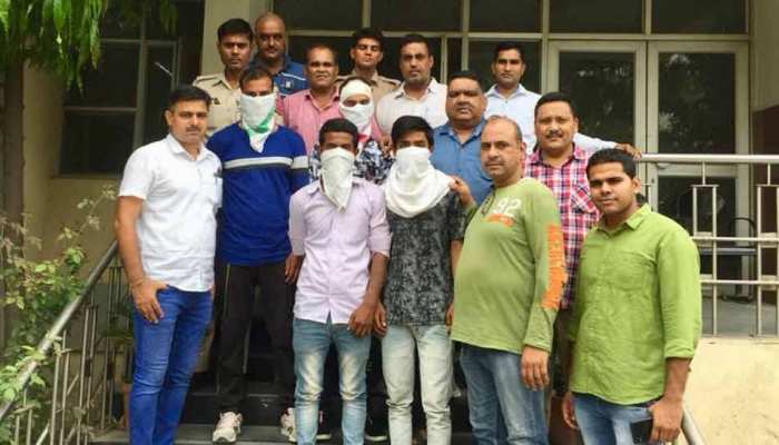 दिल्ली पुलिस ने 44 लाख की लूट के मामले में चार आरोपियों को गिरफ्तार किया दिल्ली पुलिस ने 44 लाख की लूट के मामले में चार आरोपियों को गिरफ्तार किया