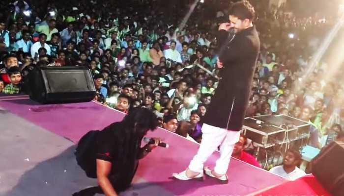 स्टेज पर खेसारीलाल ने किया कुछ ऐसा कि शरमा गए निरहुआ, पहले नहीं देखा होगा ऐसा VIDEO स्टेज पर खेसारीलाल ने किया कुछ ऐसा कि शरमा गए निरहुआ, पहले नहीं देखा होगा ऐसा VIDEO