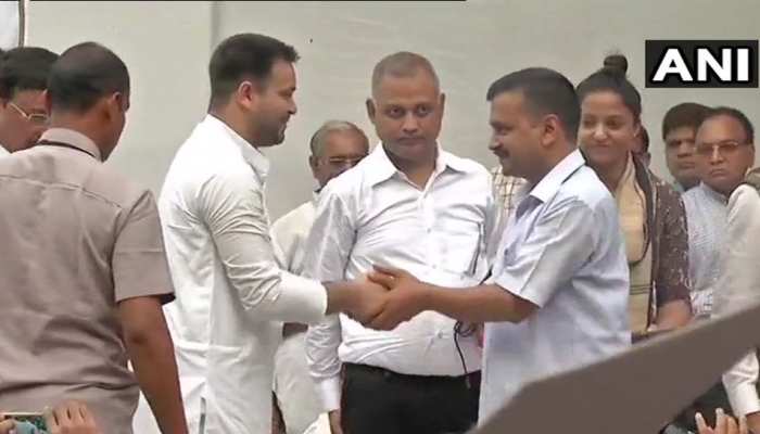 तेजस्वी के धरने में केजरीवाल ने कहा- 'जनता हिला देगी सत्ता में बैठे लोगों का सिंहासन' तेजस्वी के धरने में केजरीवाल ने कहा- 'जनता हिला देगी सत्ता में बैठे लोगों का सिंहासन'