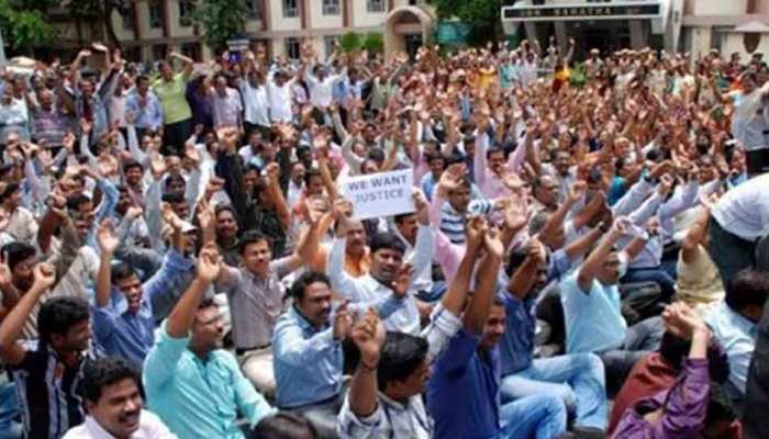 मराठा आरक्षण के बाद इसलिए प्रभावित होगा महाराष्ट्र के सरकारी विभागों में कामकाज मराठा आरक्षण के बाद इसलिए प्रभावित होगा महाराष्ट्र के सरकारी विभागों में कामकाज