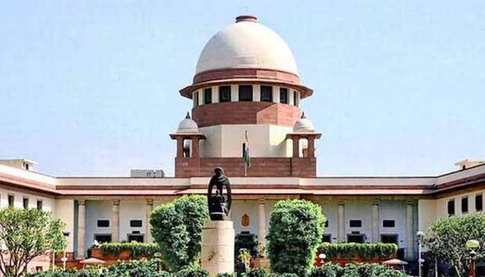 NRC मामला: सुप्रीम कोर्ट ने कॉर्डिनेटर प्रतीक हजेला को फटकारते हुए कहा- 'क्या आपको जेल भेज दें' NRC मामला: सुप्रीम कोर्ट ने कॉर्डिनेटर प्रतीक हजेला को फटकारते हुए कहा- 'क्या आपको जेल भेज दें'