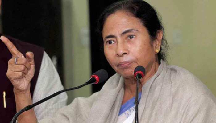 ममता बनर्जी ने 'कविता' के जरिये केंद्र सरकार पर बोला हमला ममता बनर्जी ने 'कविता' के जरिये केंद्र सरकार पर बोला हमला