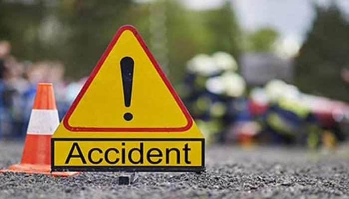 मुजफ्फरपुर : बस पलटने से 3 यात्री की मौत, 10 से अधिक घायल मुजफ्फरपुर : बस पलटने से 3 यात्री की मौत, 10 से अधिक घायल