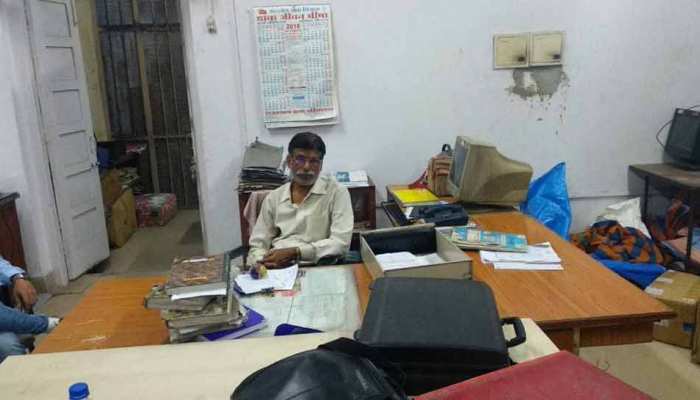 37 हजार के फोन की कस्टम क्लियरेन्स के लिए 20 हजार की मांगी रिश्वत ,CBI ने रंगे हाथों पकड़ा 37 हजार के फोन की कस्टम क्लियरेन्स के लिए 20 हजार की मांगी रिश्वत ,CBI ने रंगे हाथों पकड़ा