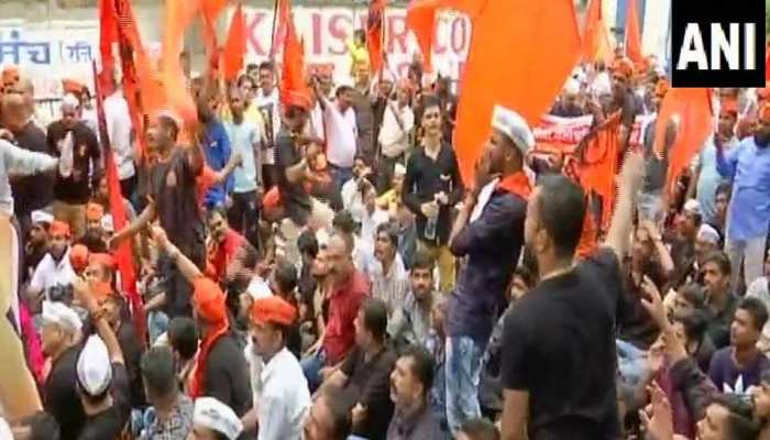 मराठा आरक्षण को लेकर प्रदर्शनकारियों ने महाराष्ट्र में सड़क यातायात किया बाधित मराठा आरक्षण को लेकर प्रदर्शनकारियों ने महाराष्ट्र में सड़क यातायात किया बाधित