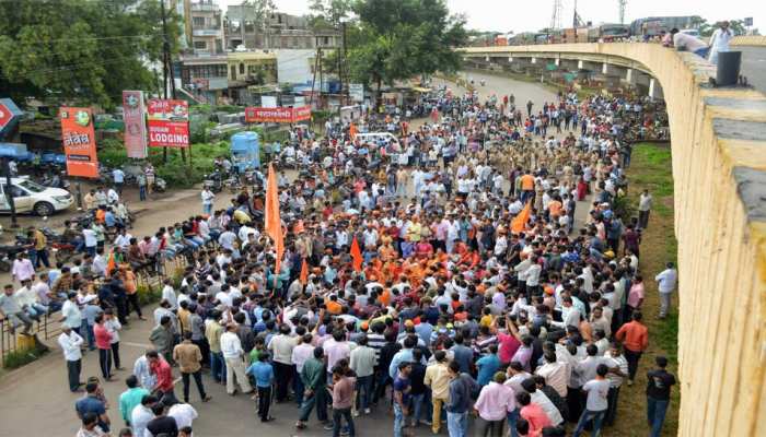 महाराष्ट्र: मराठा आरक्षण आंदोलन बंद के दौरान हिंसा, आगजनी, सड़क यातायात बाधित महाराष्ट्र: मराठा आरक्षण आंदोलन बंद के दौरान हिंसा, आगजनी, सड़क यातायात बाधित