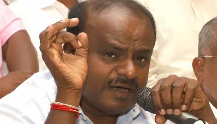 अपने शपथग्रहण में 41 लाख खर्च करने वाले कुमारस्वामी बोले- मैं पैसे पेड़ पर नहीं उगा सकता अपने शपथग्रहण में 41 लाख खर्च करने वाले कुमारस्वामी बोले- मैं पैसे पेड़ पर नहीं उगा सकता