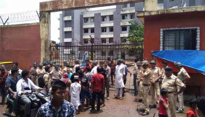 मुंबई : मीड डे मील के बाद स्कूल में बांटी गईं फॉलिक एसिड की गोलियां, खाने से 1 बच्ची की मौत, 170 बीमार मुंबई : मीड डे मील के बाद स्कूल में बांटी गईं फॉलिक एसिड की गोलियां, खाने से 1 बच्ची की मौत, 170 बीमार