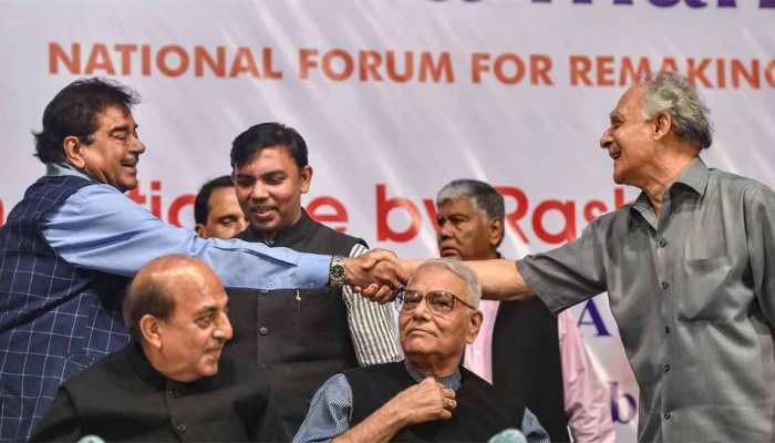 यशवंत सिन्हा और शौरी ने फिर सरकार को घेरा, कहा-'सभी निर्णय एक ही व्यक्ति ले रहा है' यशवंत सिन्हा और शौरी ने फिर सरकार को घेरा, कहा-'सभी निर्णय एक ही व्यक्ति ले रहा है'