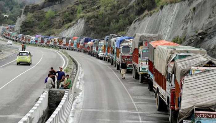 भारी बारिश के कारण जम्मू-श्रीनगर राष्ट्रीय राजमार्ग पर यातायात बंद भारी बारिश के कारण जम्मू-श्रीनगर राष्ट्रीय राजमार्ग पर यातायात बंद