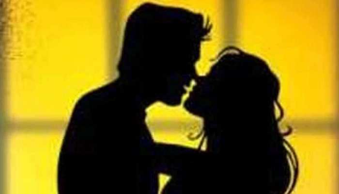 शॉपिंग सेंटर के बाहर कार में KISS कर रहा था कपल, पुलिस ने किया गिरफ्तार शॉपिंग सेंटर के बाहर कार में KISS कर रहा था कपल, पुलिस ने किया गिरफ्तार