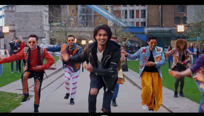Video: डांडिया-गरबा की धुन से सजा रिलीज हुआ 'लवरात्रि' का पहला धमाकेदार गाना Video: डांडिया-गरबा की धुन से सजा रिलीज हुआ 'लवरात्रि' का पहला धमाकेदार गाना