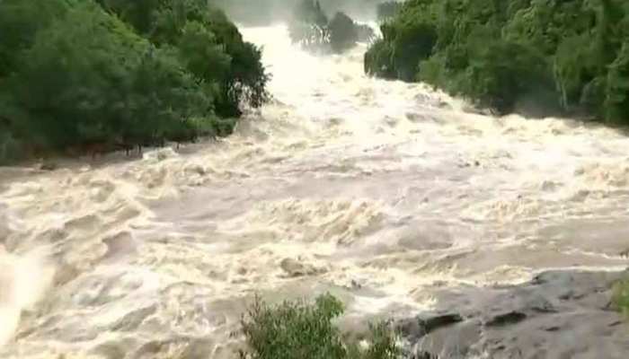 बारिश ने बढ़ाई केरल की परेशानियां, राहत शिविरों में रहने को मजबूर लोग बारिश ने बढ़ाई केरल की परेशानियां, राहत शिविरों में रहने को मजबूर लोग