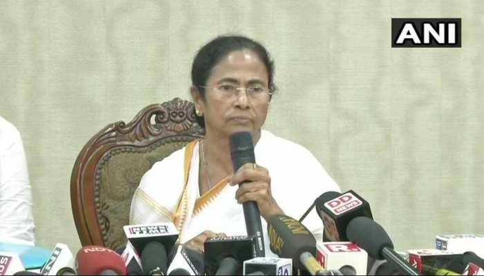 NRC से बाहर हुए लोगों को फर्जी मामलों में फंसाकर उनका उत्पीड़न किया जा रहा है : ममता बनर्जी NRC से बाहर हुए लोगों को फर्जी मामलों में फंसाकर उनका उत्पीड़न किया जा रहा है : ममता बनर्जी