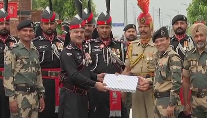 पाकिस्तानी रेंजर्स ने अटारी-वाघा सीमा पर BSF को मिठाइयां बांटी पाकिस्तानी रेंजर्स ने अटारी-वाघा सीमा पर BSF को मिठाइयां बांटी