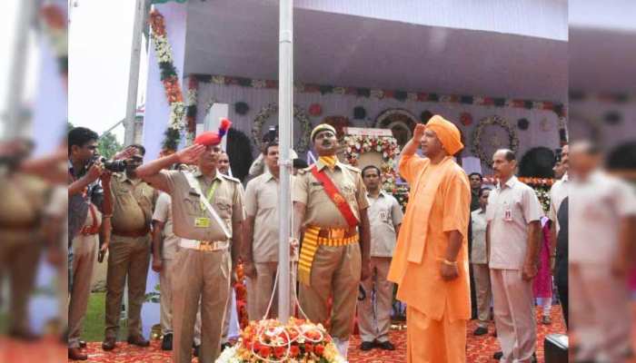 CM योगी ने फहराया झंडा, बोले- 'हजारों साल की परंपरा के हम सब वारिस' CM योगी ने फहराया झंडा, बोले- 'हजारों साल की परंपरा के हम सब वारिस'