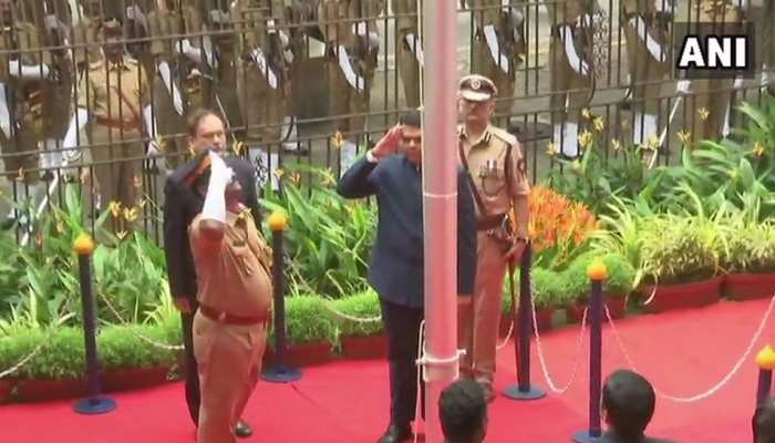 महाराष्ट्र: मुख्यमंत्री देवेंद्र फडणवीस ने मंत्रालय में फहराया तिरंगा महाराष्ट्र: मुख्यमंत्री देवेंद्र फडणवीस ने मंत्रालय में फहराया तिरंगा