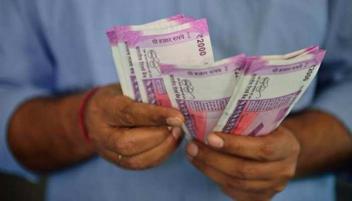 डॉलर के मुकाबले रुपये में अब तक की सबसे बड़ी गिरावट, रिकॉर्ड निचले स्तर 70.31 तक टूटा डॉलर के मुकाबले रुपये में अब तक की सबसे बड़ी गिरावट, रिकॉर्ड निचले स्तर 70.31 तक टूटा