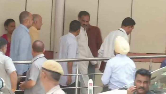 वाजपेयी का हालचाल जानने AIIMS पहुंचे केजरीवाल, नहीं मनाएंगे जन्मदिन का जश्न वाजपेयी का हालचाल जानने AIIMS पहुंचे केजरीवाल, नहीं मनाएंगे जन्मदिन का जश्न