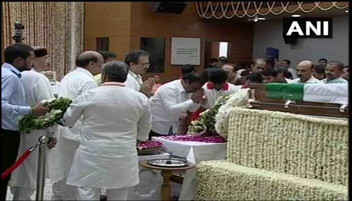 बीजेपी मुख्यालय में रखा गया वाजपेयी का पार्थिव शरीर, अंतिम दर्शन के लिए उमड़े समर्थक बीजेपी मुख्यालय में रखा गया वाजपेयी का पार्थिव शरीर, अंतिम दर्शन के लिए उमड़े समर्थक