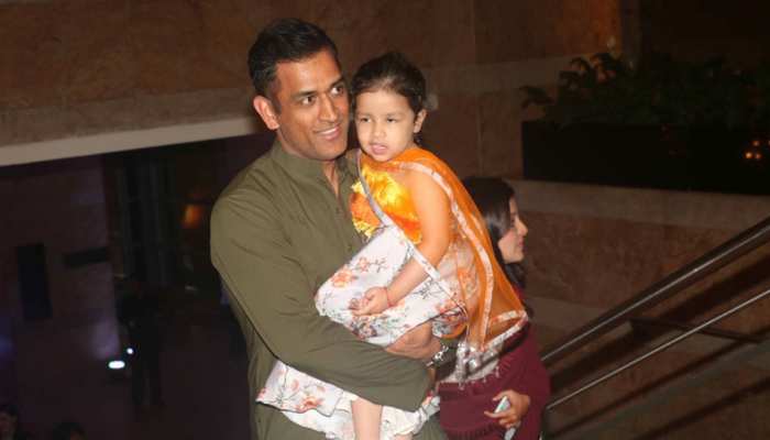 देखें, कैसे पिता धोनी के नक्शेकदम पर चलने को तैयार है बिटिया जीवा देखें, कैसे पिता धोनी के नक्शेकदम पर चलने को तैयार है बिटिया जीवा