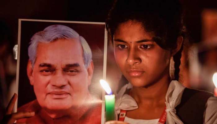 7 photos carrying emotions of Indian paying tribute to Atal Bihari Vajpayees death India 7 photos carrying emotions of Indian paying tribute to Atal Bihari Vajpayees death India