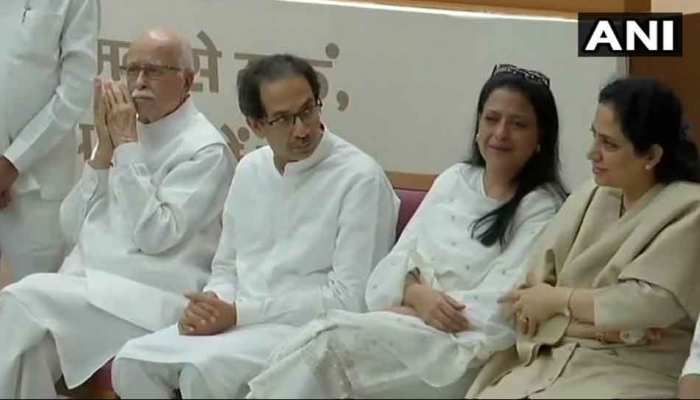 भीगी पलकें, उदास मन से आडवाणी ने दी 'दोस्त' वाजपेयी को श्रद्धांजलि भीगी पलकें, उदास मन से आडवाणी ने दी 'दोस्त' वाजपेयी को श्रद्धांजलि