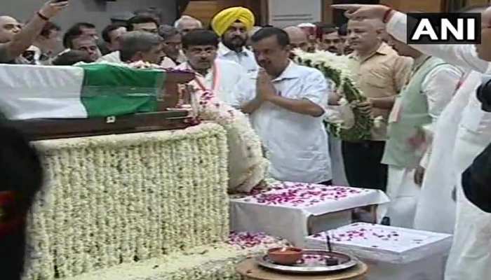 दिल्ली के CM अरविंद केजरीवाल पहुंचे BJP मुख्यालय, अटल जी को दी श्रद्धांजलि दिल्ली के CM अरविंद केजरीवाल पहुंचे BJP मुख्यालय, अटल जी को दी श्रद्धांजलि
