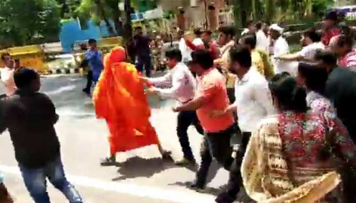 VIDEO : वाजपेयी को श्रद्धांजलि देने गए स्वामी अग्निवेश पर भाजपा दफ्तर के बाहर हमला VIDEO : वाजपेयी को श्रद्धांजलि देने गए स्वामी अग्निवेश पर भाजपा दफ्तर के बाहर हमला