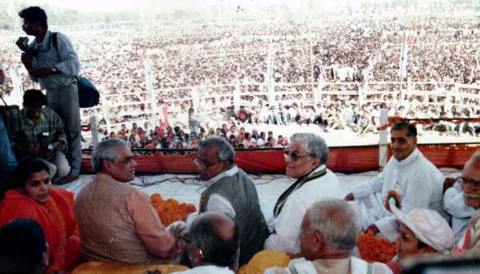 अटल बिहारी वाजपेयी: BJP का ऐसा चेहरा जिनपर कभी नहीं लगा 'हिंदुत्व' का ठप्पा अटल बिहारी वाजपेयी: BJP का ऐसा चेहरा जिनपर कभी नहीं लगा 'हिंदुत्व' का ठप्पा