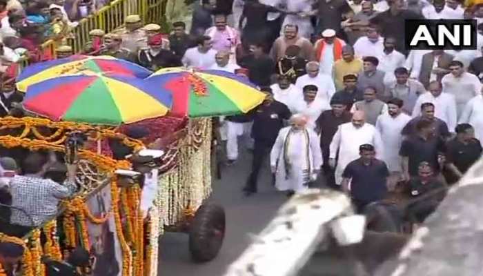VIDEO: 'अटल' की अंतिम यात्रा में पैदल चली पूरी केंद्रीय कैबिनेट, उमड़ा जनसैलाब VIDEO: 'अटल' की अंतिम यात्रा में पैदल चली पूरी केंद्रीय कैबिनेट, उमड़ा जनसैलाब