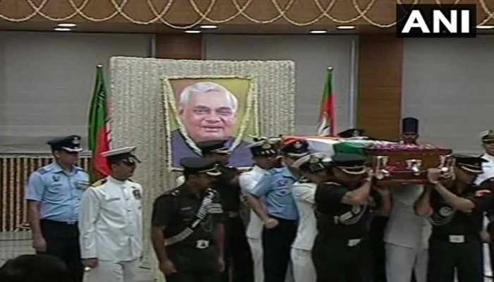 people gathered during the funeral procession of Atal Bihari Vajpayee to Smriti Sthal people gathered during the funeral procession of Atal Bihari Vajpayee to Smriti Sthal