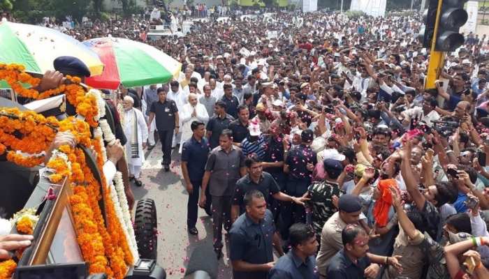 अटल जी की अंतिम यात्रा में पीएम सहित सभी क्यों चल रहे थे पैदल, कहीं ये वजह तो नहीं? अटल जी की अंतिम यात्रा में पीएम सहित सभी क्यों चल रहे थे पैदल, कहीं ये वजह तो नहीं?